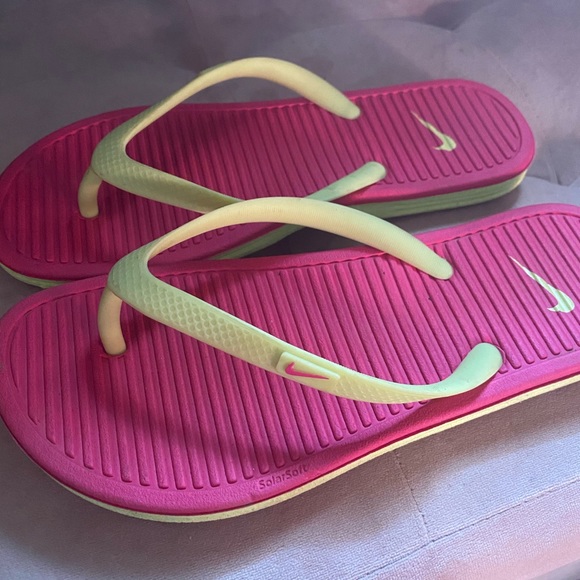 yellow nike flip flops